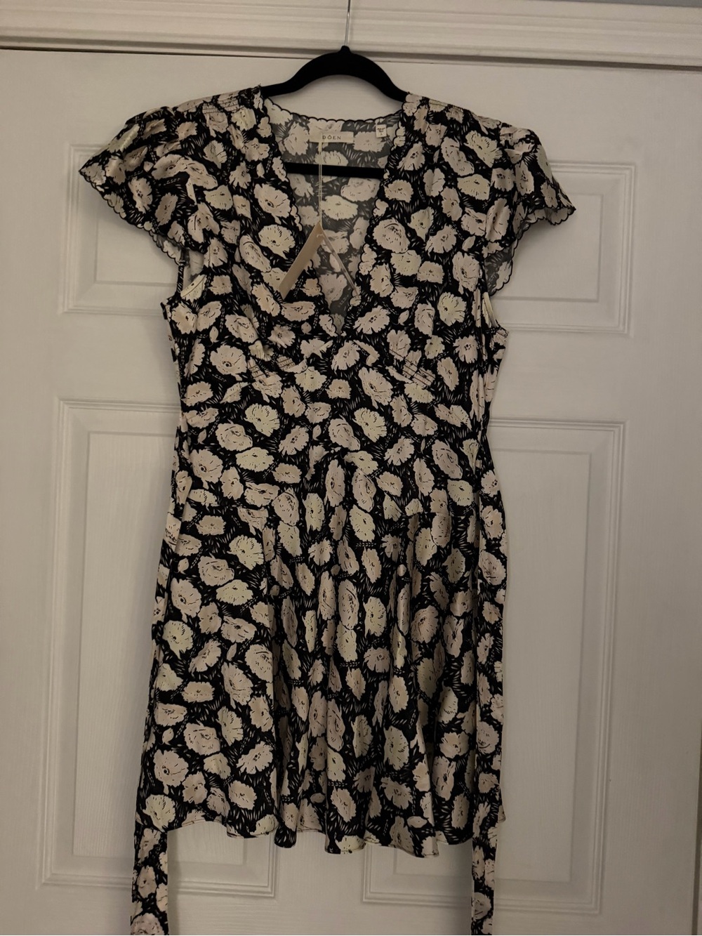 Doen Dianne Mini Dress Black & Cream Floral V-Neck - Picture 3 of 7